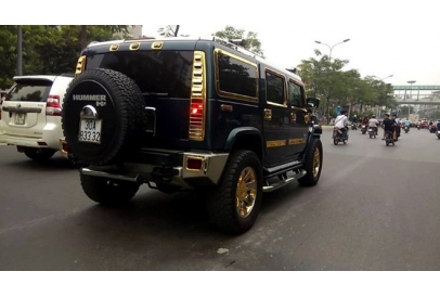 Nữ tài xế lái xe dát vàng ở Hà Nội gây xôn xao